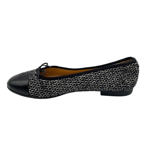 CHANEL BLACK / WHITE CC LOGO LEATHER CAP TOE TWEED BALLET FLATS WITH BOW DETAIL - Picture 3 of 10
